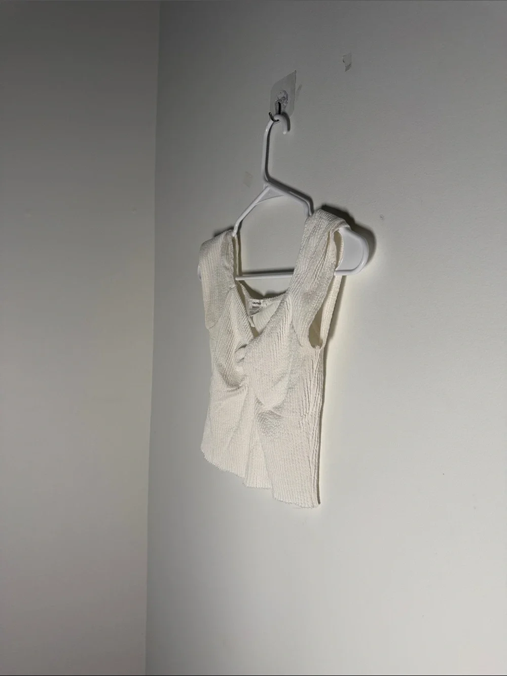 Caution to the wind white ribbed crop top sweetheart neckline twist front top